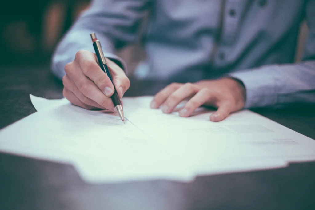 Hombre firmando un contrato de trabajo